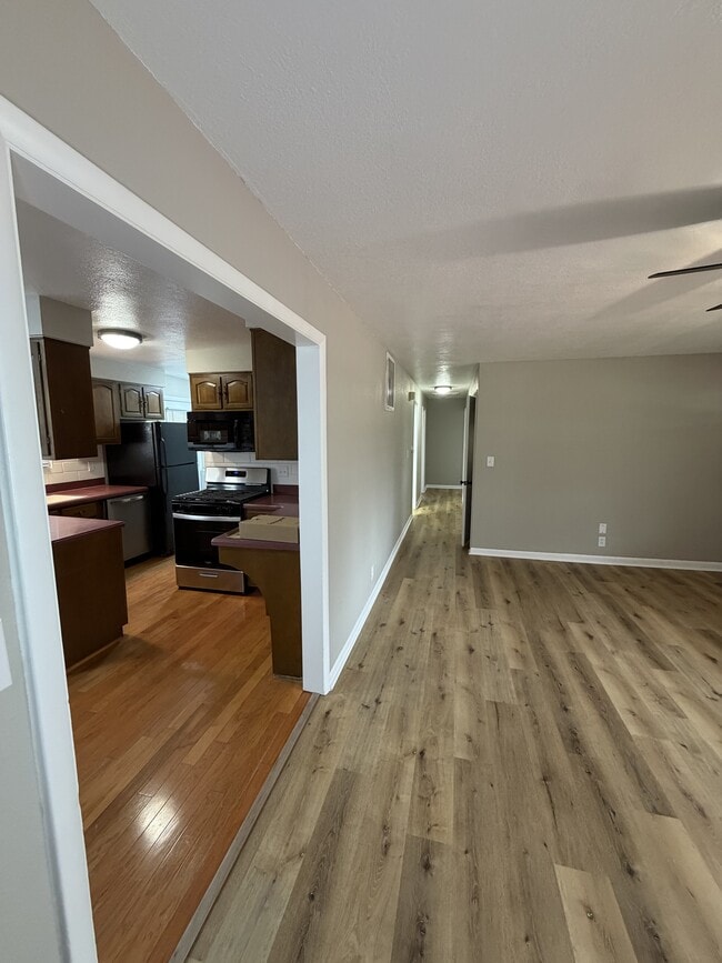 Building Photo - 2213 Roland Dr