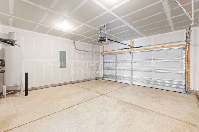 Building Photo - 1837 Vanderlyn St