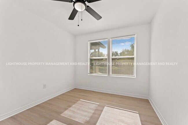 Building Photo - NEWLY RENOVATED 3 BED/1 BATH HOME!