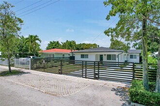 Building Photo - 1243 NW 25th St
