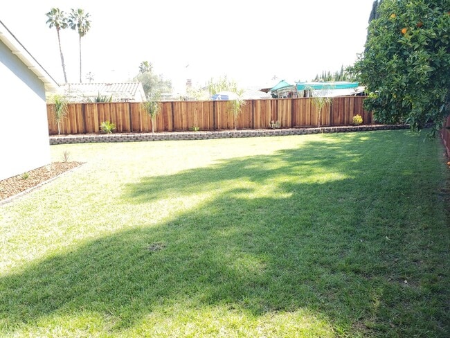 Building Photo - 4 Bed 2 Bath with Beautiful Large Yard!!