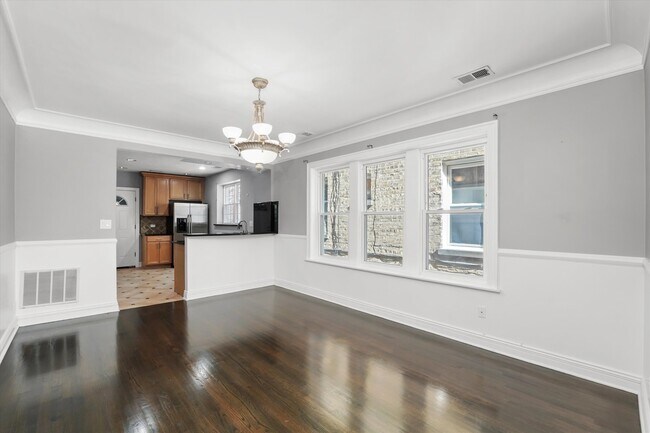 Building Photo - 5804 N Artesian Ave