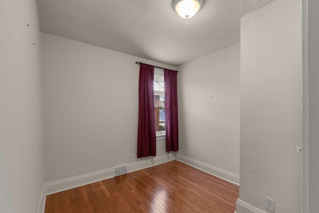 Building Photo - "Charming Brentwood house 2 bedrooms 1 Bathoom, Prime Location!"