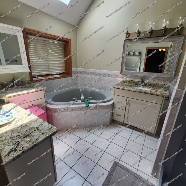 Building Photo - Gorgeous 4 Bedroom Ranch