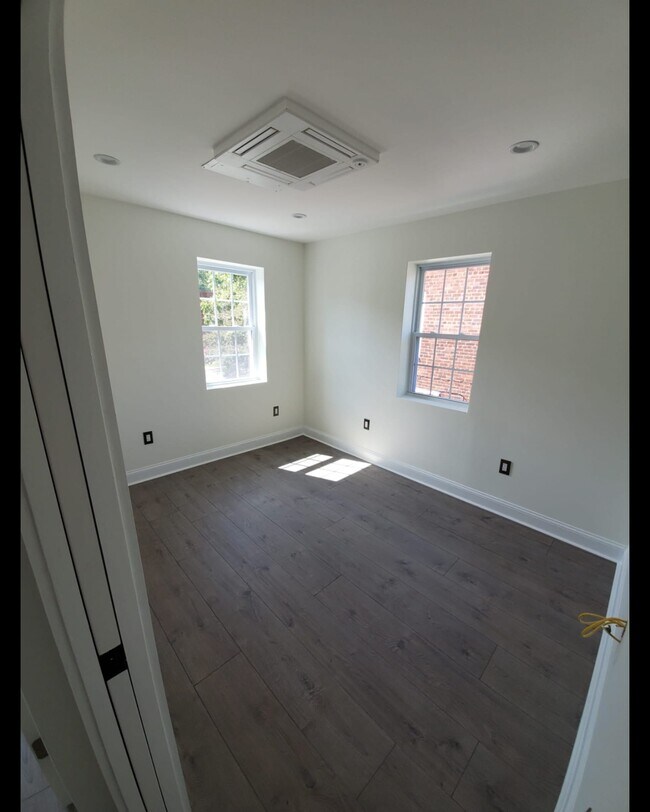 2nd Bedroom - 5003 South Dakota Ave NE