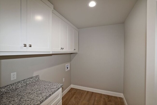 Building Photo - New Construction in City View!