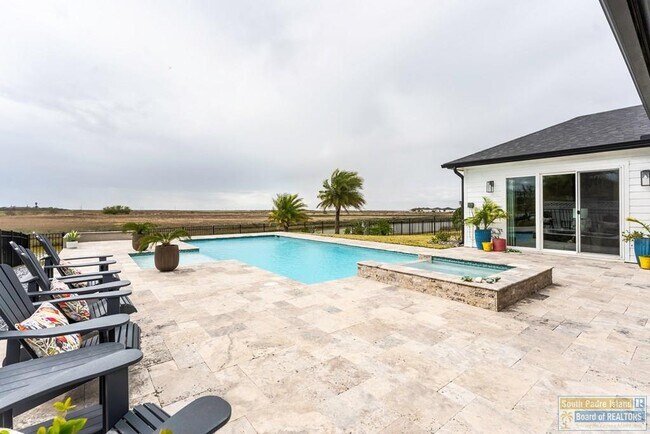 Building Photo - 100 Torrey Pines Dr