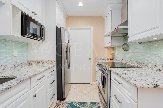Building Photo - Riverfront Two Bedroom Condo
