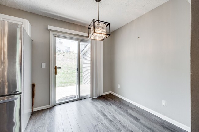 Building Photo - Renovated Townhome in Convenient Nashville...