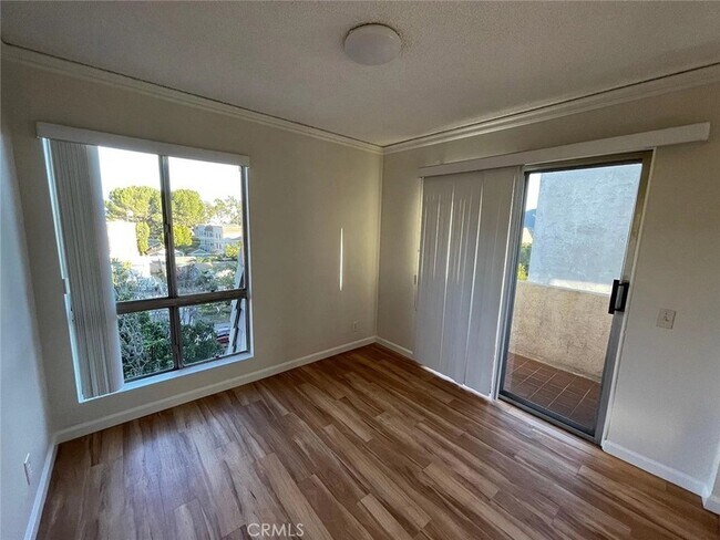 Building Photo - 617 E Angeleno Ave