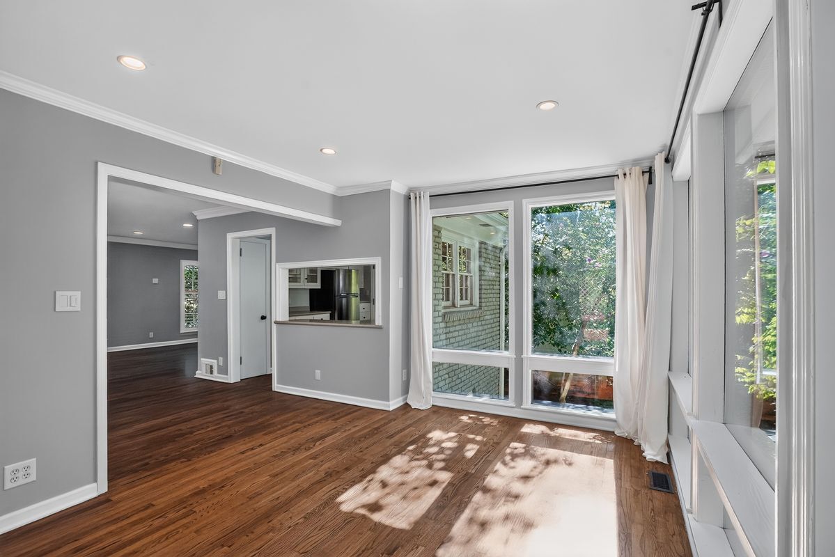 Building Photo - 807 Cardova Dr NE