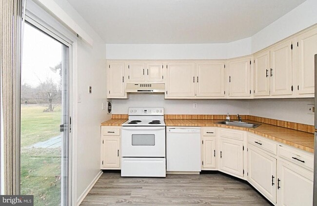 Building Photo - 592 Wrensong Rd