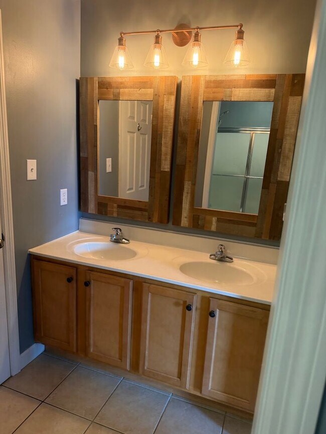 Building Photo - Beautiful 5 Bedroom, 3.5 Bathroom Home for Rent