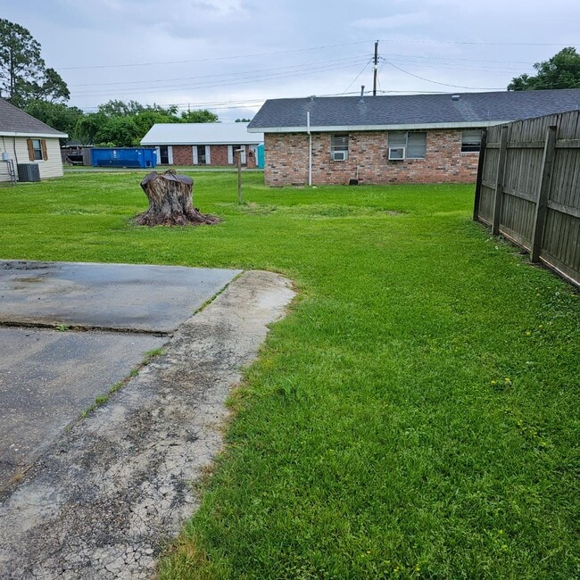 Building Photo - 1123 W Camellia Dr