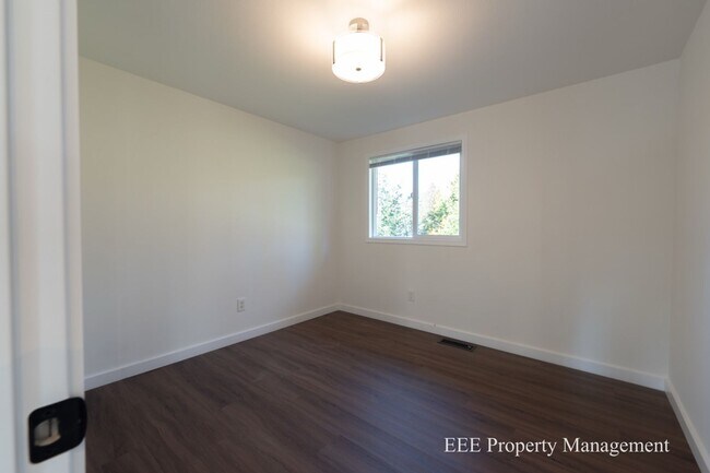 Building Photo - Cozy Redmond Rambler ready for move in NOW