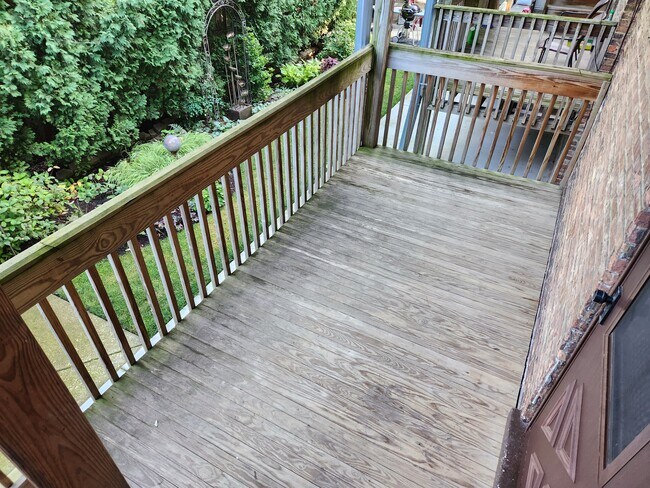 Back Porch - 627 N Drake Ave