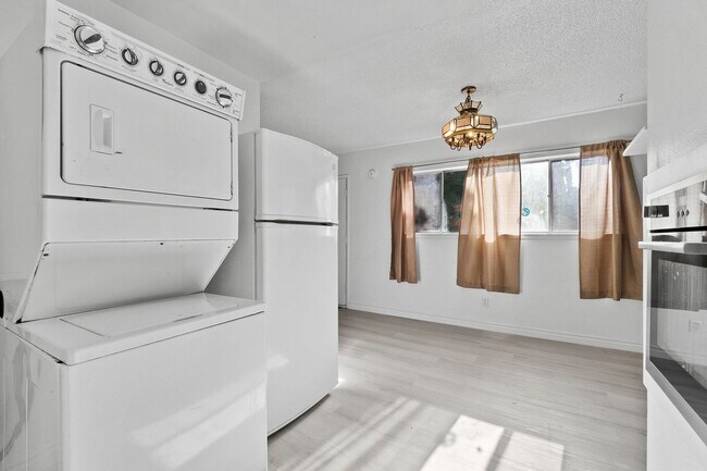 Building Photo - Welcome to this modern, remodeled condo!