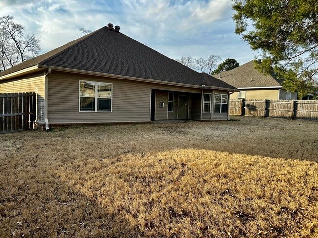 Building Photo - 210-210 Hidden Meadows Dr