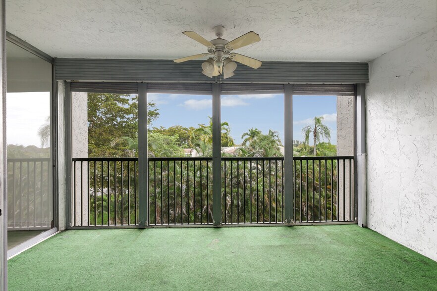 Screened Patio - 3940 Inverrary Blvd