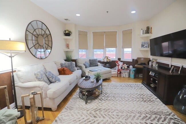 Building Photo - 915 Madison St