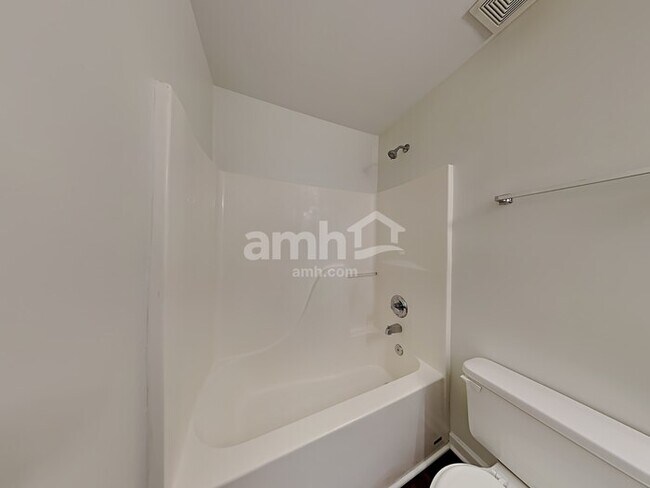 Building Photo - 2936 Greentree Dr