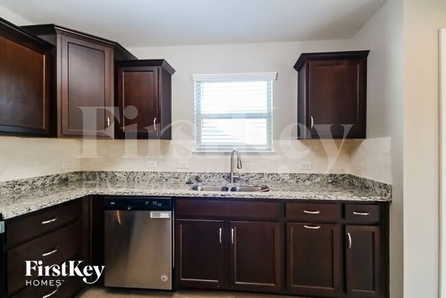 Building Photo - 10112 Holly Park Dr