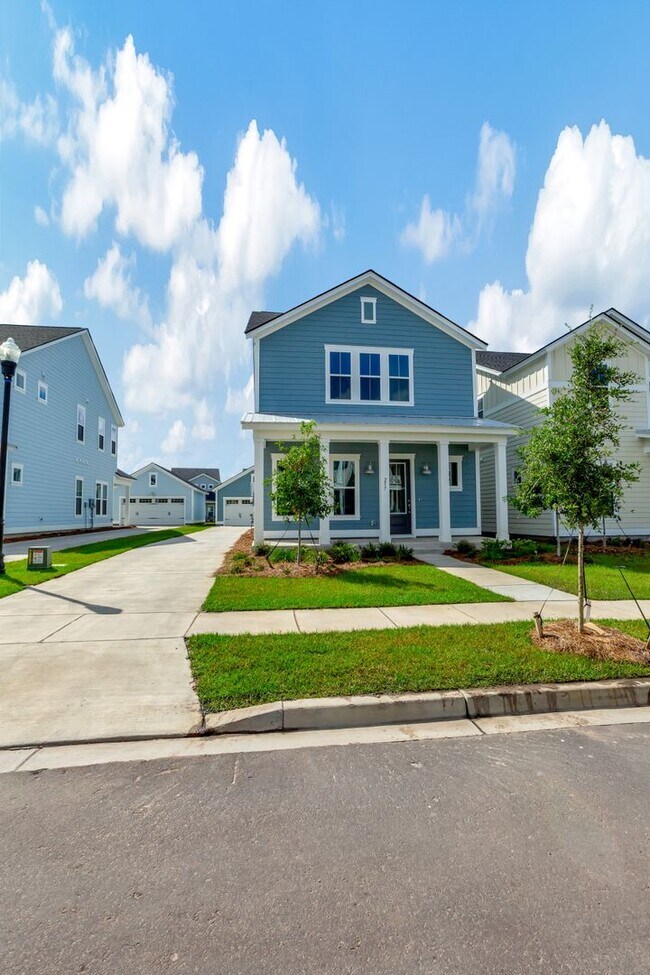 Building Photo - "Resort-Style Living Begins Right at Your ...