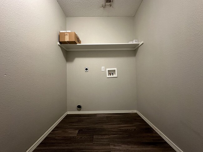 Building Photo - Gorgeously Updated 3 Bed 2 Bath 2 Car Garage