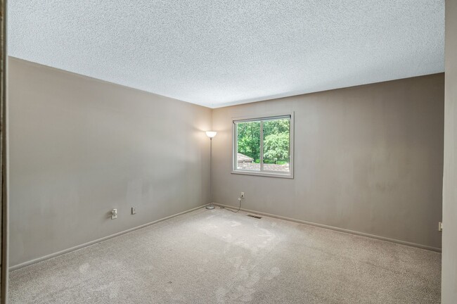 Building Photo - Eden Prairie Townhome, 2 bedroom, 2.5 bath...