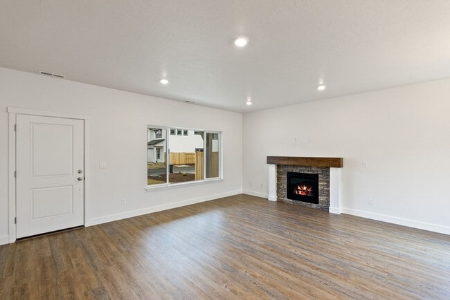 Building Photo - 4 bedroom home in desirable neighborhood