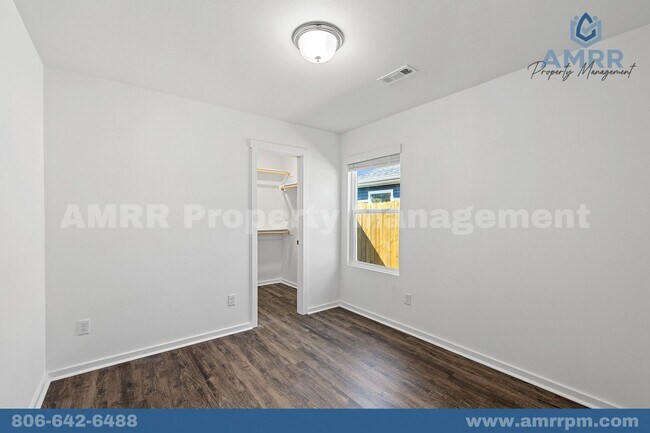 Building Photo - New 3 Bedroom Townhome!