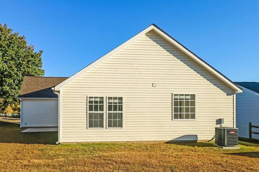 Building Photo - 3044 Hawick Commons Dr