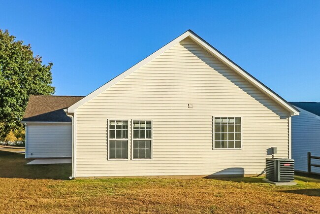 Building Photo - 3044 Hawick Commons Dr