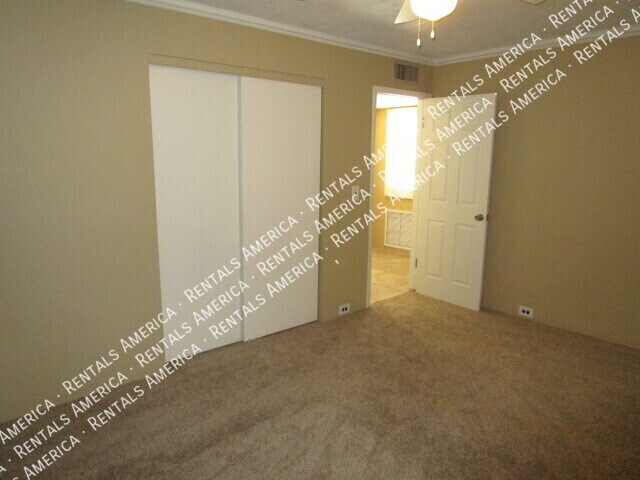 Building Photo - 711 E North Ln