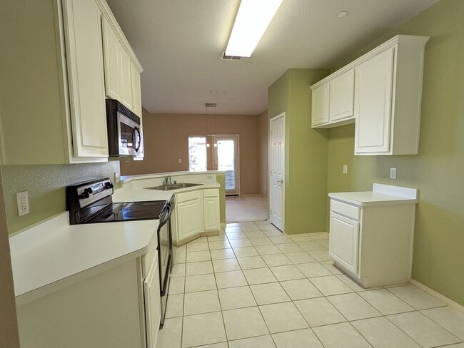 Building Photo - Lovely townhome