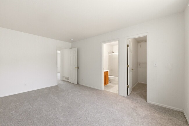 Building Photo - Very Nice 2 Bedroom, 2 1/2 Bath Townhome in Quail Run! Community Pool & Tennis Courts! Minutes To...