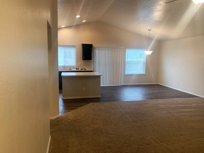 Building Photo - 624 N Scotney Ave