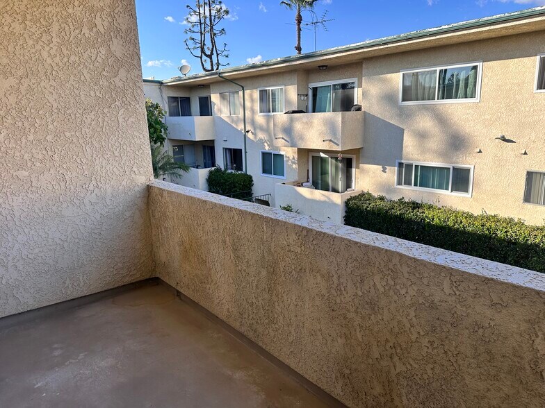 Building Photo - 5328 Newcastle Ave