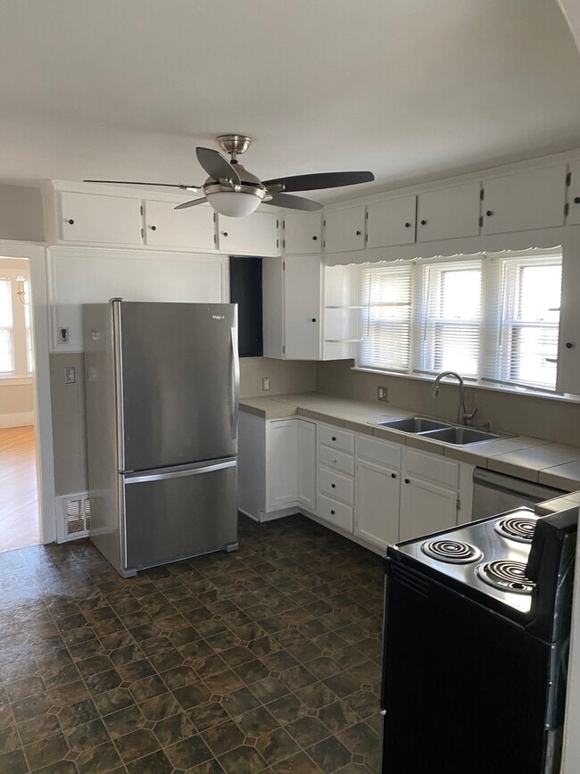 Building Photo - 74 E Iroquois Rd