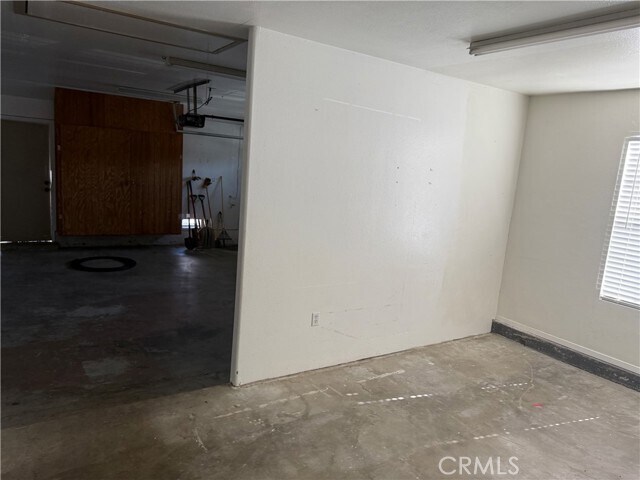 Building Photo - 6275 Meadowbrook Ln