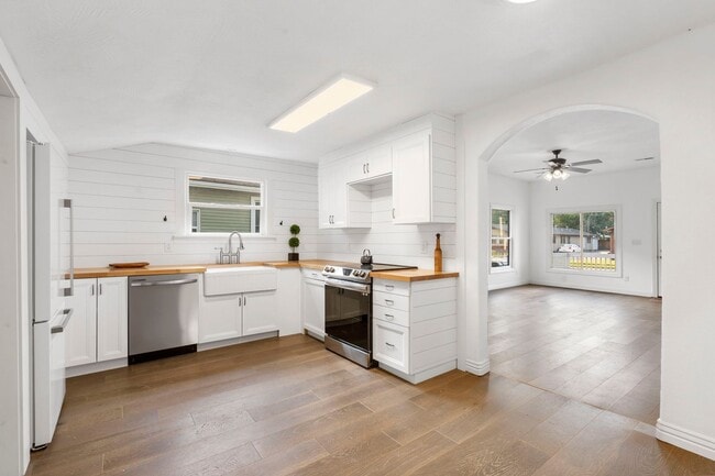 Building Photo - Modern 2 Bed | 1 Bath Home