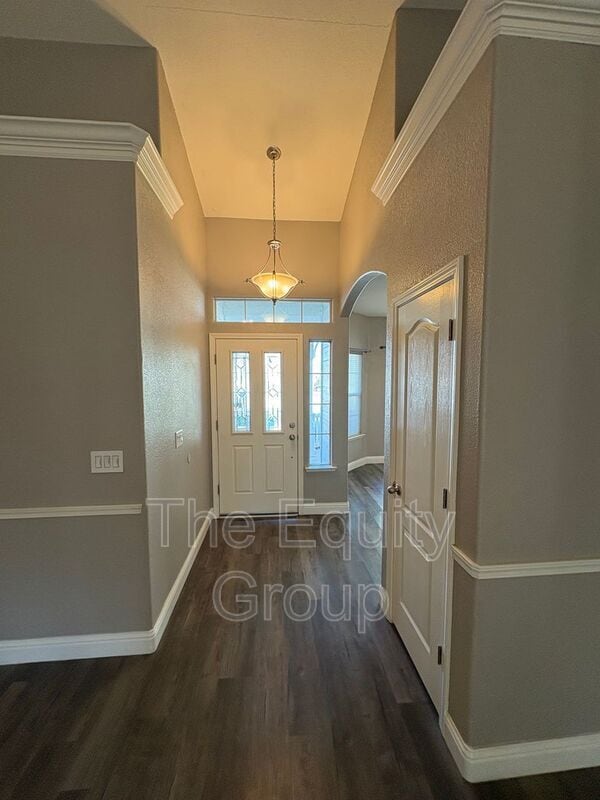 Building Photo - 6227 W Oak Ave