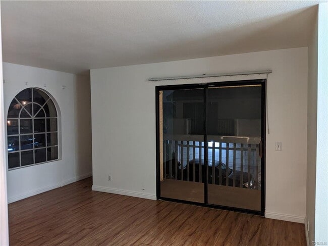 Building Photo - Updated 3br 2.5 bath near shopping & freeways