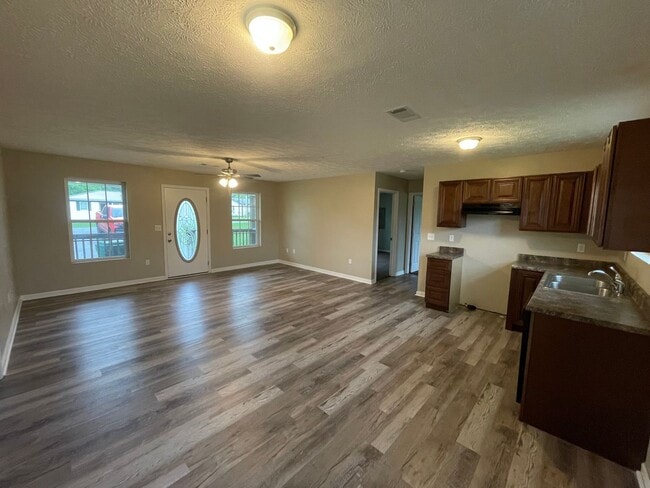 Building Photo - 3 bedroom 2 bath single family home in Whi...