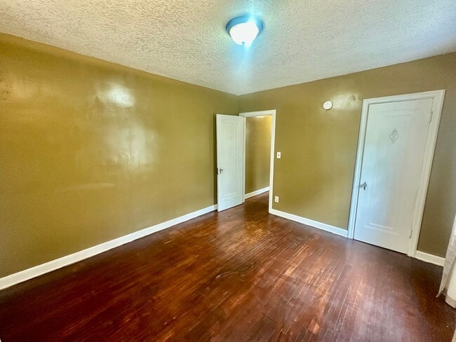 Building Photo - Charming 3 Bedroom Single Family Home Avai...