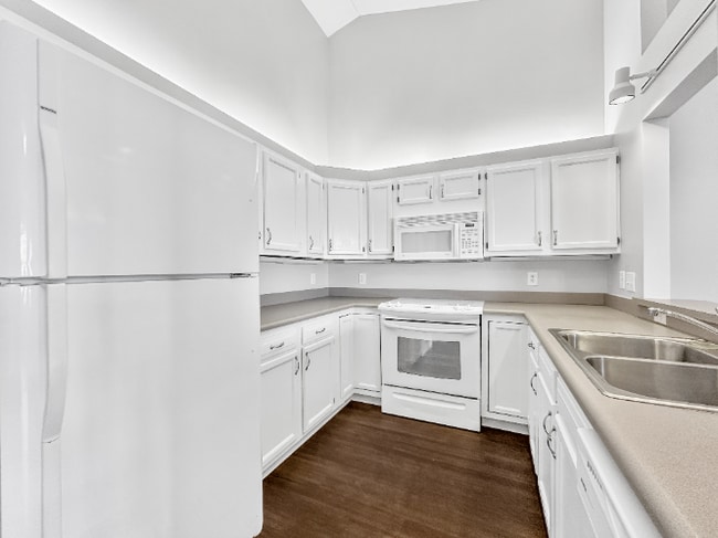Building Photo - Beautiful 2 Beds 2 Baths Villa w/ Sunroom