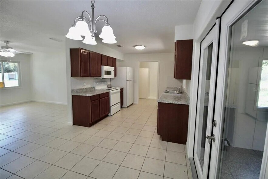 Building Photo - 2912 NE 25th Ct