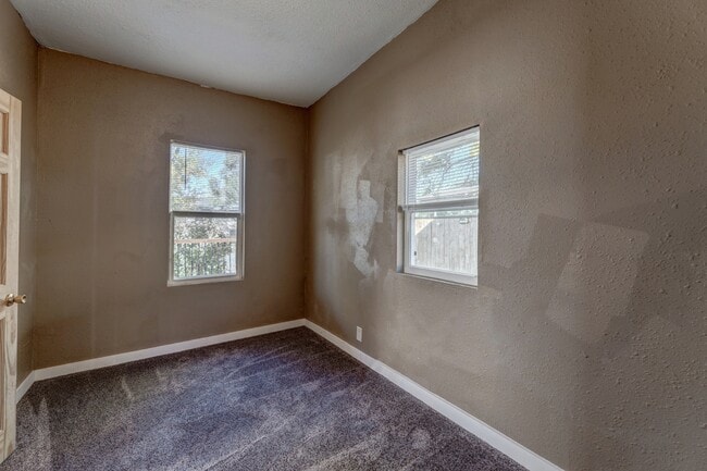 Building Photo - 812 Allen Ave