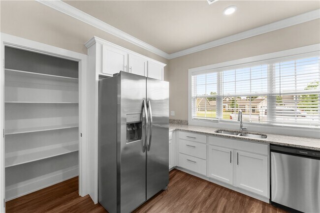 Building Photo - 830 NE Hts Ln