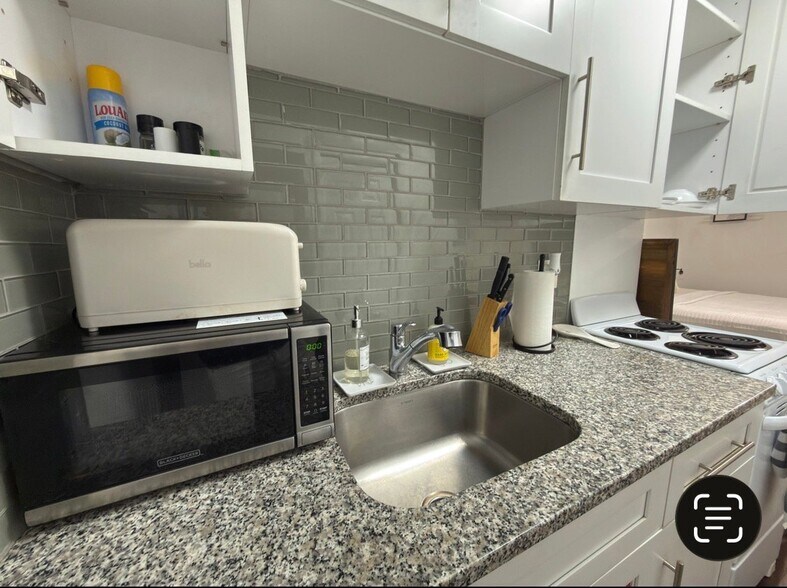 Building Photo - 854 SW 11th Ct